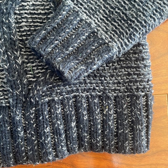 COPY - Abercrombie & Fitch Blue Slim Rib Cable Knit Crewneck Sweater - Picture 10 of 13